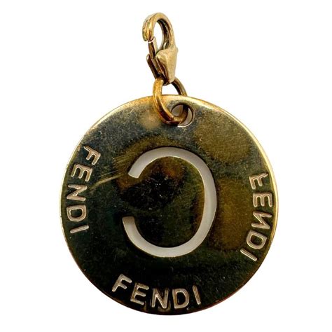 ciondolo fendi nome 50 euro lettera e|Ciondoli di bigiotteria Fendi .